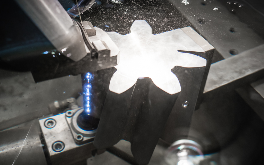 Процесс высокоточной обработки металлической детали на станке Арта